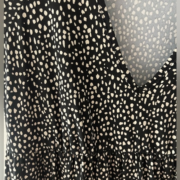 Soft, V-neck, black and white sundress! Urban Outfitters - Picture 3 of 3